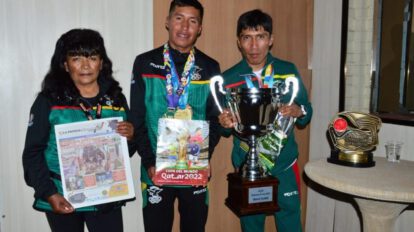 Atletas David Ninavia y Héctor Garibay en Expoteco 2022