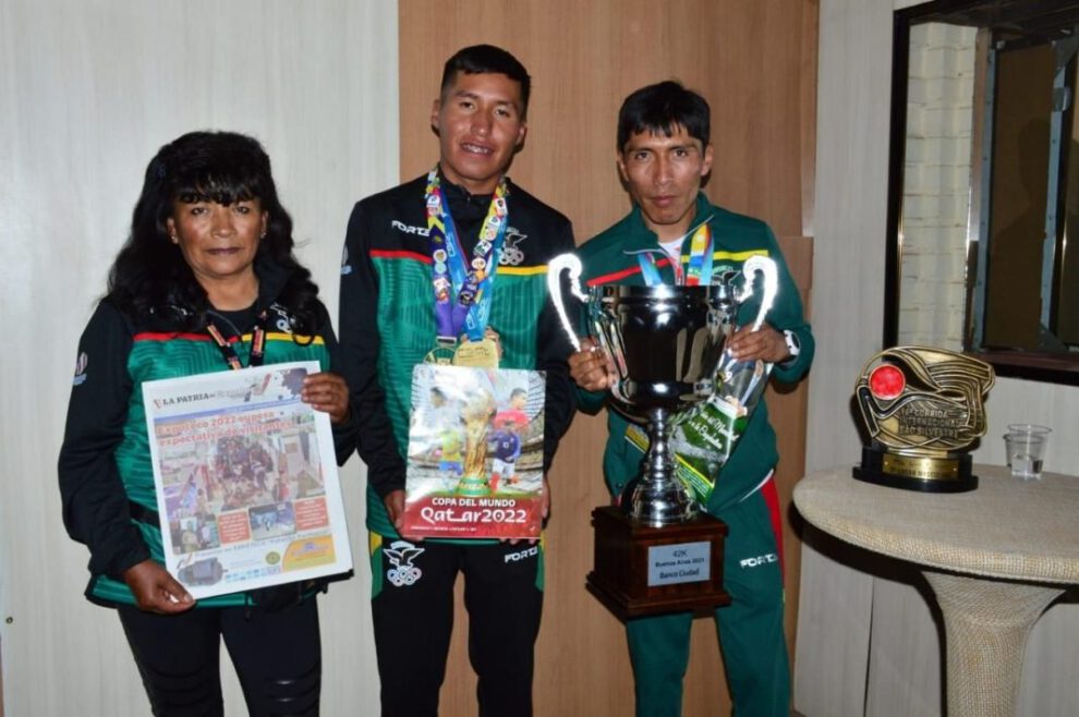 Atletas David Ninavia y Héctor Garibay en Expoteco 2022
