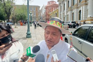 Viceministro Vilca responde a las peticiones de los Ponchos Rojos