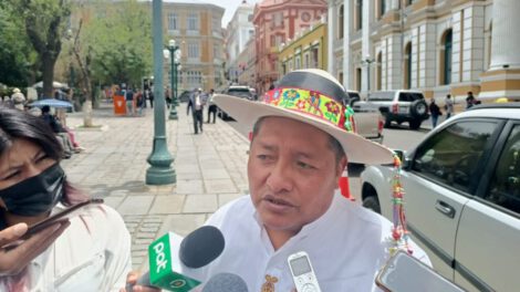 Viceministro Vilca responde a las peticiones de los Ponchos Rojos