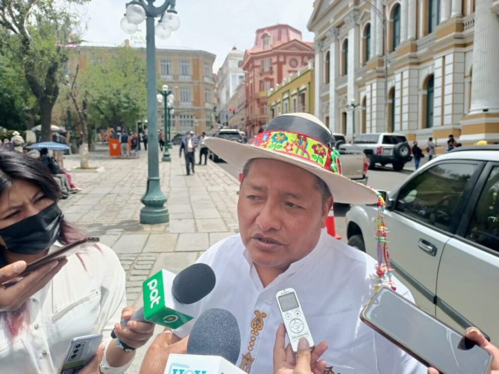 Viceministro Vilca responde a las peticiones de los Ponchos Rojos