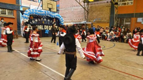 Estudiantes demostraron danzas nacionales en su festival
