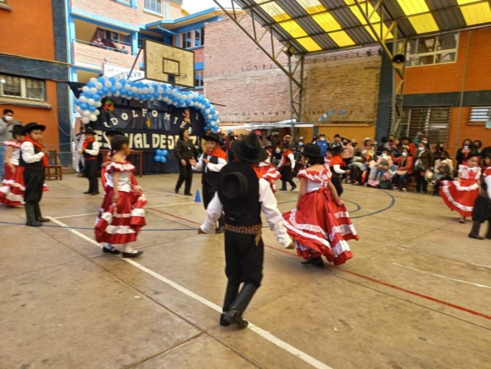Estudiantes demostraron danzas nacionales en su festival