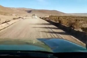 Detienen a sujetos que intentaban ingresar vehículos a Bolivia