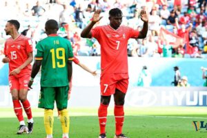 Breel Embolo tras anotar el gol no festejó por respeto a su país de origen