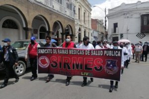Protestan contra asambleístas por compra de ambulancia