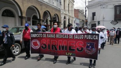 Protestan contra asambleístas por compra de ambulancia