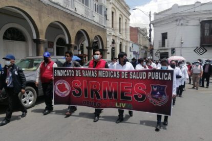 Protestan contra asambleístas por compra de ambulancia