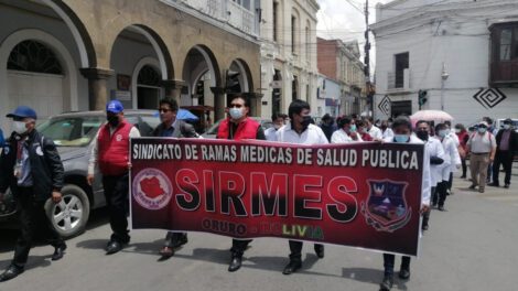Protestan contra asambleístas por compra de ambulancia