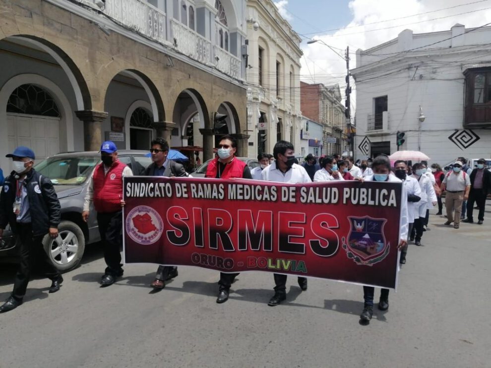 Protestan contra asambleístas por compra de ambulancia