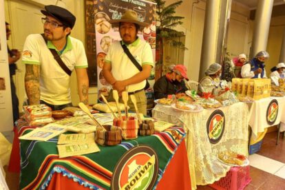 Crédito SiBolivia beneficia a micro y pequeñas empresas en la feria del Productor al Canastón