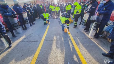 Demarcación de líneas peatonales en la calle Sucre