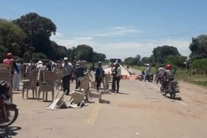 Camión embiste punto de bloqueo en Santa Cruz
