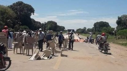 Camión embiste punto de bloqueo en Santa Cruz