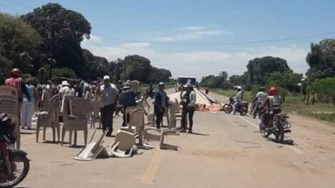 Camión embiste punto de bloqueo en Santa Cruz