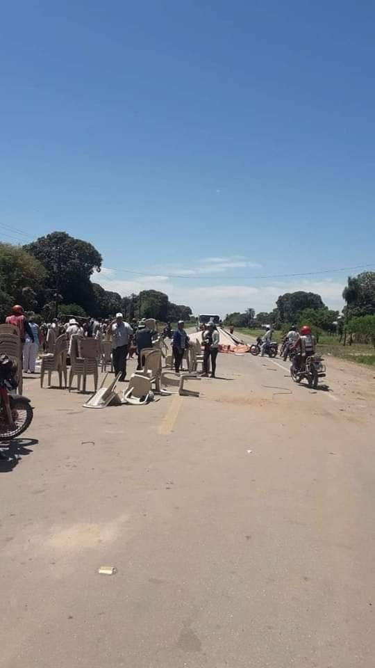 Camión embiste punto de bloqueo en Santa Cruz