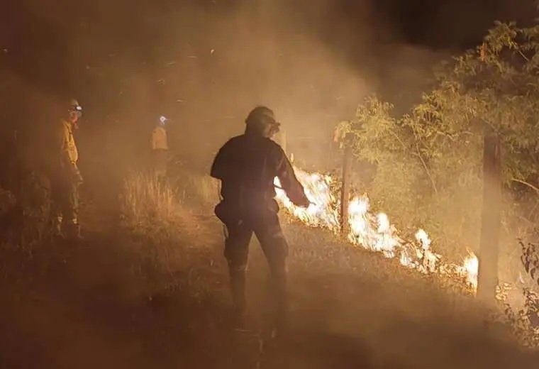 Incendios forestales en Santa Cruz afectan a seis municipios