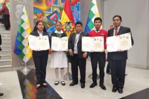 Bachilleres destacados de Oruro reciben incentivo a la excelencia
