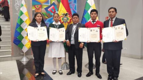 Bachilleres destacados de Oruro reciben incentivo a la excelencia
