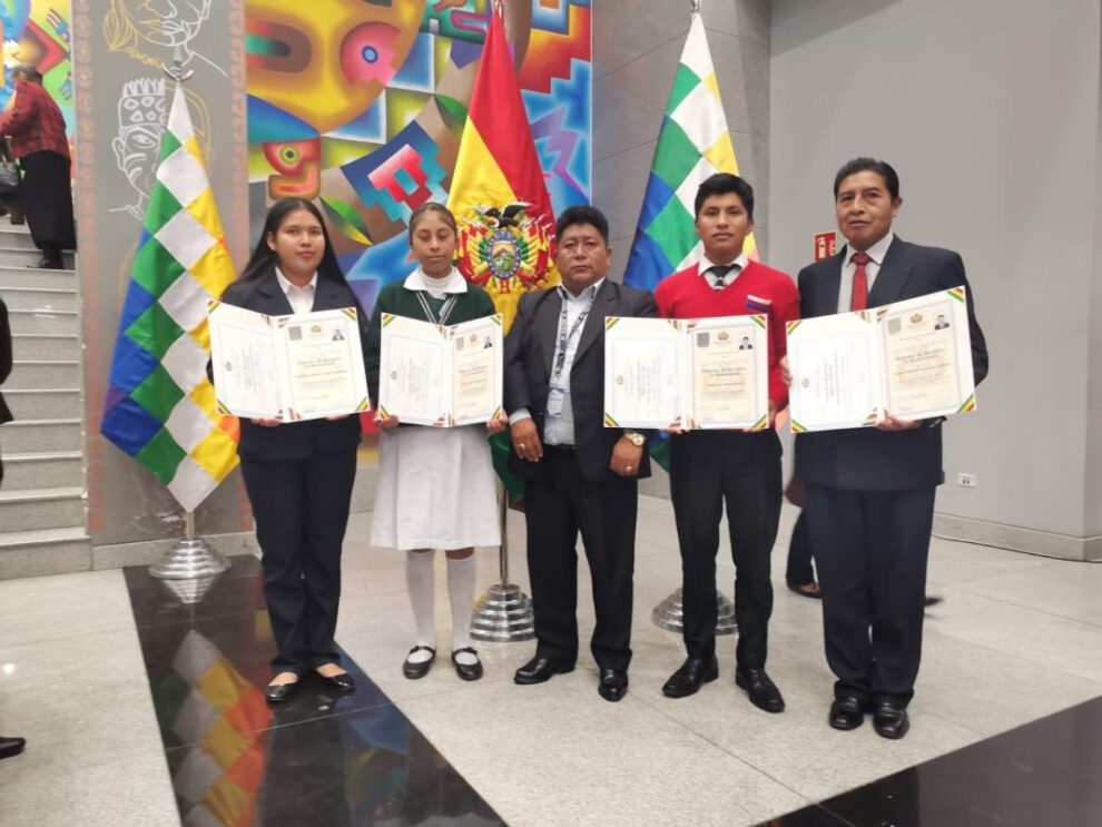 Bachilleres destacados de Oruro reciben incentivo a la excelencia
