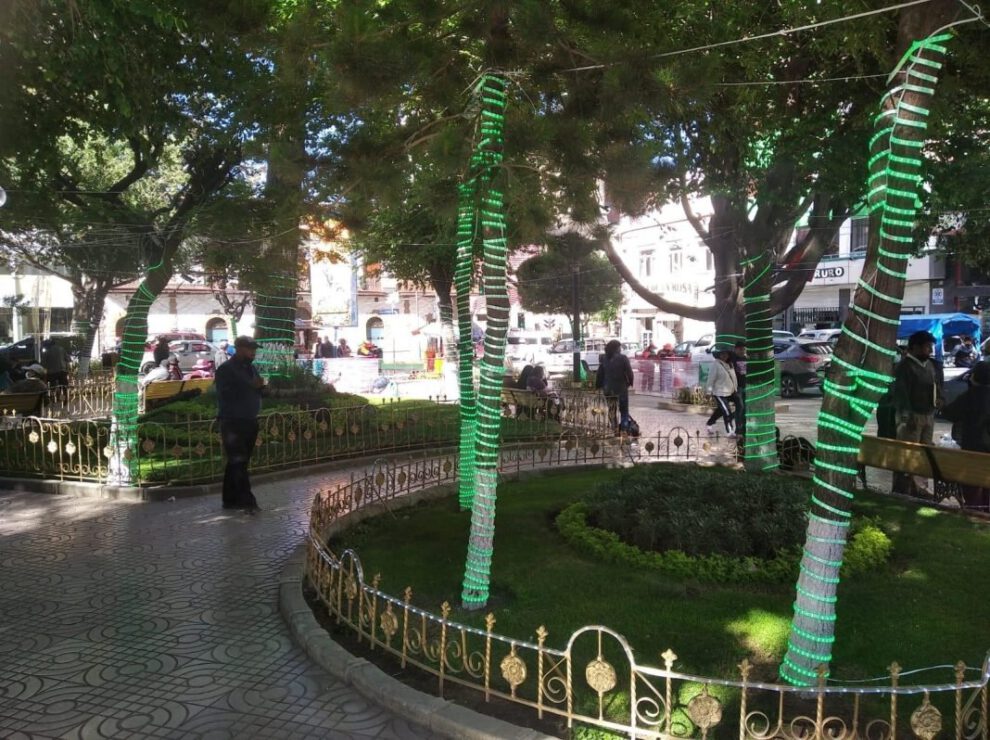 Encendido de luces navideñas en la Plaza Principal
