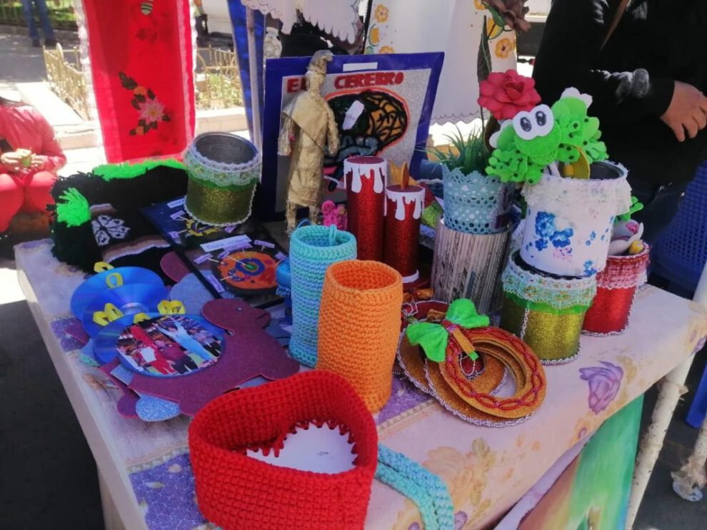 Feria Productiva Construyendo Sueños con niños y adolescentes mostrando habilidades