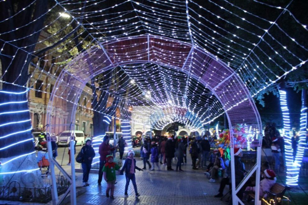 Oruro Navidad con luces deslumbrantes en la Plaza Principal