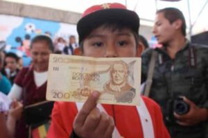 Niño cobrando el bono Juancito Pinto