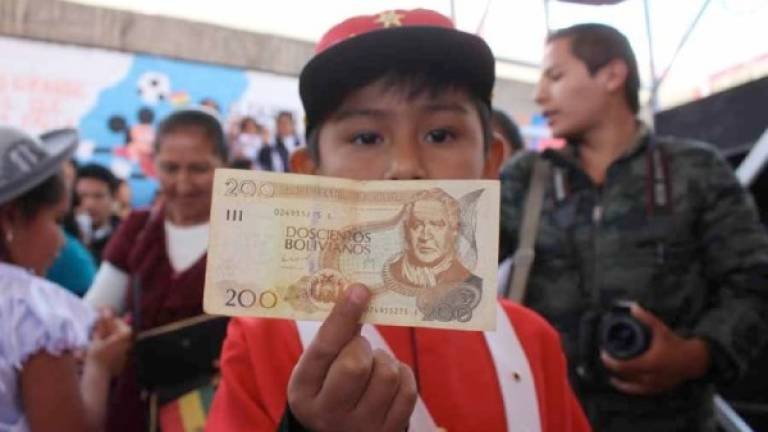 Niño cobrando el bono Juancito Pinto