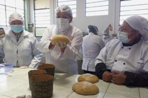 Productores de quinua aprendiendo a elaborar panetones artesanales