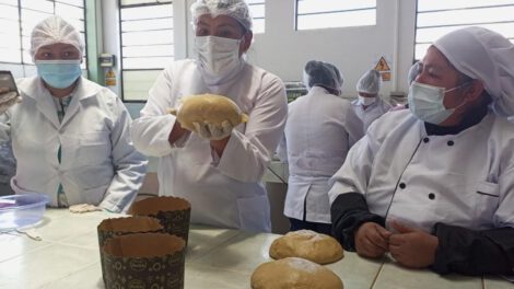 Productores de quinua aprendiendo a elaborar panetones artesanales