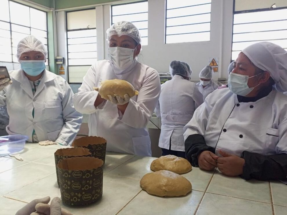 Productores de quinua aprendiendo a elaborar panetones artesanales