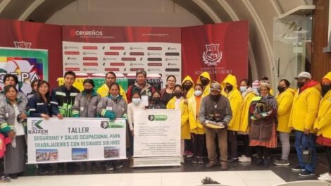 Entrega de equipo de protección a recolectores sobre Seguridad Ocupacional