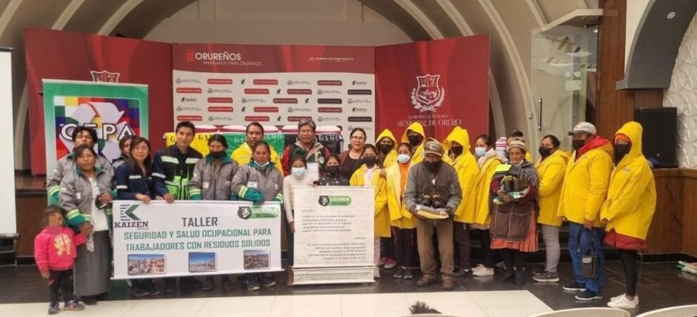 Entrega de equipo de protección a recolectores sobre Seguridad Ocupacional