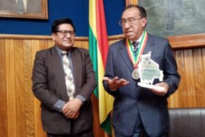 Reconocimiento a Máximo Terán García por su trayectoria en la UTO