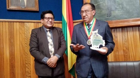 Reconocimiento a Máximo Terán García por su trayectoria en la UTO