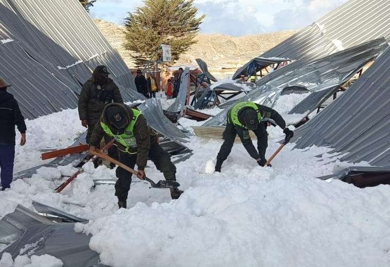 Granizo en Achacachi provoca caída de un tinglado