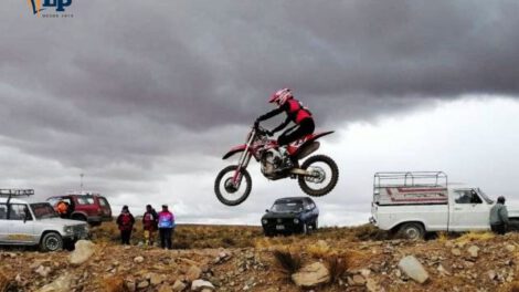Campeones nacionales de motociclismo en el circuito de Capachos