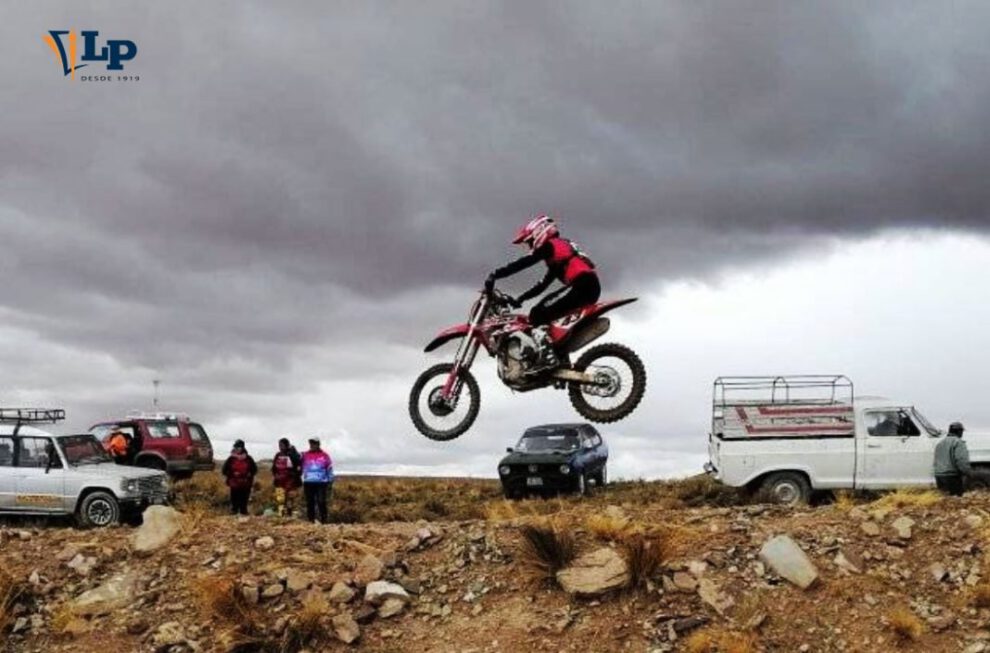 Campeones nacionales de motociclismo en el circuito de Capachos