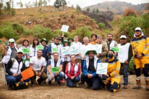Voluntarios de la campaña Sembrando Vida en el Parque Nacional Tunari