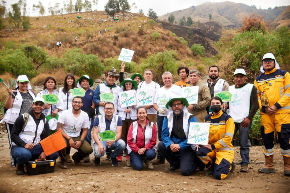 Voluntarios de la campaña Sembrando Vida en el Parque Nacional Tunari