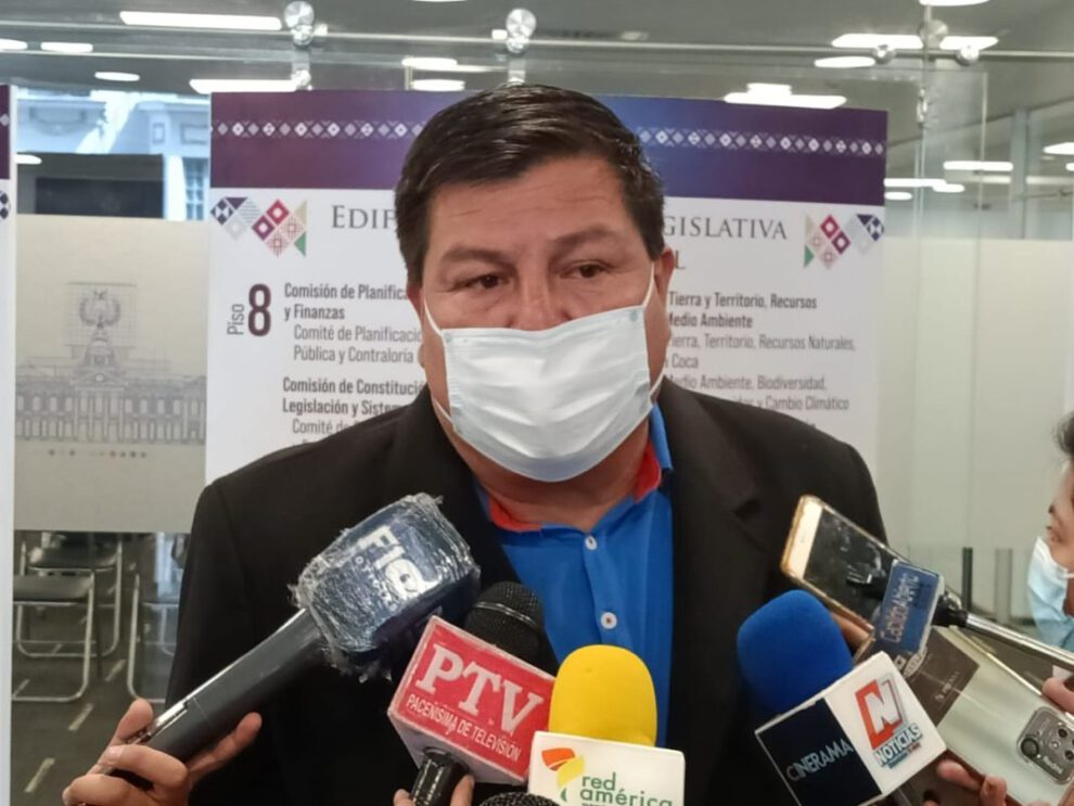 El diputado del Movimiento Al Socialismo (MAS), Delfort Burgos discute sobre el PGE 2023