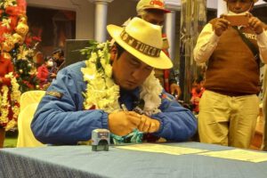 Alcalde de Turco firmando convenio para construir calles enlosetadas