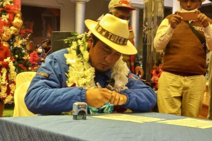 Alcalde de Turco firmando convenio para construir calles enlosetadas