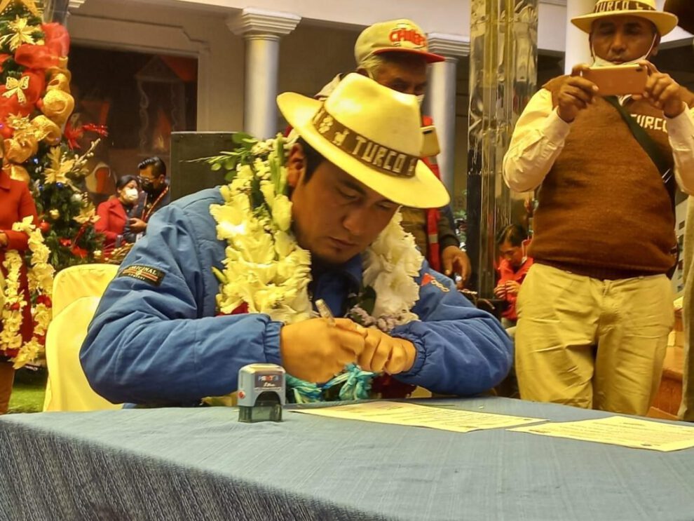 Alcalde de Turco firmando convenio para construir calles enlosetadas