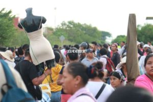 Mañaneros impiden paso del tren en Santa Cruz