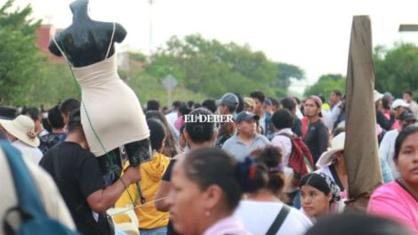 Mañaneros impiden paso del tren en Santa Cruz