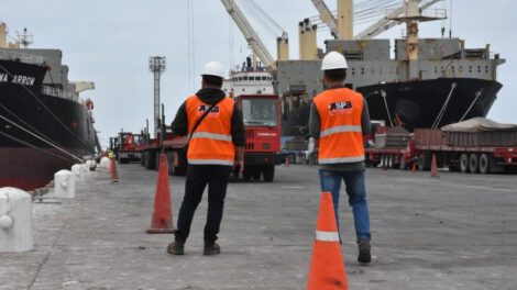 Movimiento de carga en el puerto de Ilo
