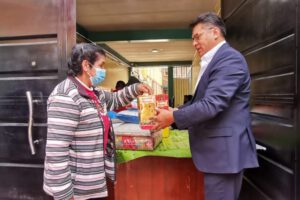 Paquete navideño entregado por la Cooperativa Paulo VI