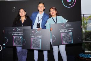 Grupo de jóvenes bolivianos ganadores de VOCES por la Inclusión